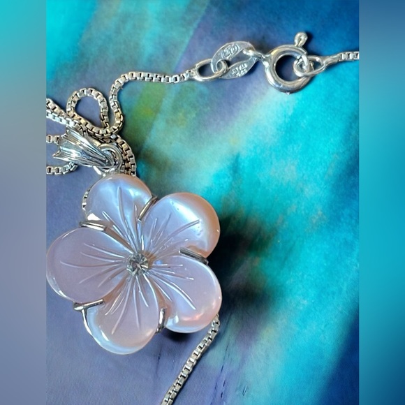 Mother Of Pearl Flower Pendant Diamond Center with 925 Sterling Silver Chain - Picture 6 of 6